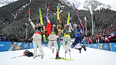 Francouzské biatlonistky Benedová, Jeanmonnotová, Michelonová a Simonová...