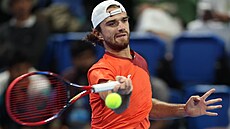 Tomá� Machá� hraje forhend v prvním kole turnaje v Dauhá.