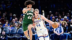 Nikola Topi� z Oklahoma City (vpravo) p�i debutu v NBA