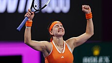 Karolína Muchová slaví zisk titulu na turnaji v Dauhá.