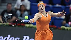 Karolína Muchová hraje forhend ve finále turnaje v Dauhá.