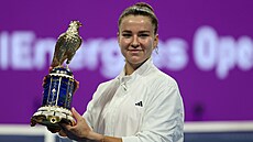 Karolína Muchová pózuje s trofejí pro �ampionku turnaje v Dauhá.