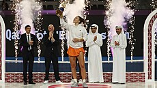 Karolína Muchová pózuje s trofejí pro �ampionku turnaje v Dauhá. Za ní (druhý...