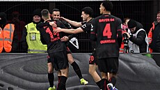 Patrik Schick z Leverkusenu (vlevo zády) slaví sv�j gól v utkání proti St....