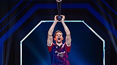 Stolní tenista Lubomír Jan�a�ík pózuje s trofejí pro vít�ze turnaje sv�tového...