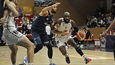 Joe Bryant z Pardubic (vpravo) vede mí� v utkání basketbalové ligy s Ostravou.
