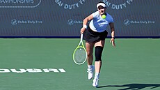 Barbora Krej�íková podává v prvním kole turnaje v Dubaji.