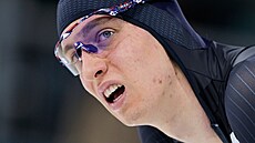 Rychlobrusla� Metod�j Jílek po vít�zném závod� na 10 000 metr� (13. února 2026)