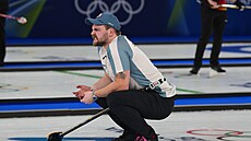 Norský curler Martin Sesaker b�hem turnaje mu�� proti �esku (13. února)