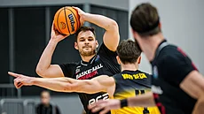 Nymburský Jaromír Boha�ík p�ihrává v utkání s Tenerife v rámci osmifinálové...