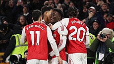 Fotbalisté Arsenalu slaví gól v utkání Premier League proti Wolverhamptonu.