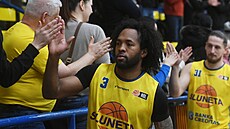 Ústecký Kimani Lawrence slaví s fanou�ky výhru nad Brnem.