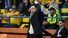 Zadumaný kou� Brna Martin Van�k v zápase s Ústím