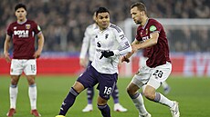 Tomá� Sou�ek z West Hamu (vpravo) napadá Casemira z Manchesteru United.