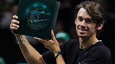 Australský tenista Alex de Minaur pózuje s trofejí pro vít�ze turnaje v...