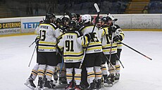 Kada�tí hokejisté slaví gól v druholigovém utkání proti Ústí.