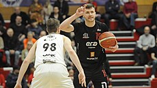 Nymburský Ond�ej Sehnal diriguje útok v ligové nadstavb� s Pardubicemi.