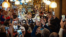 Metod�j Jílek dorazil po olympijském vít�zství v rychlobruslení na 10 000 metr�...