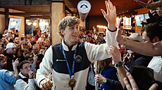 Metod�j Jílek dorazil po olympijském vít�zství v rychlobruslení na 10 000 metr�...