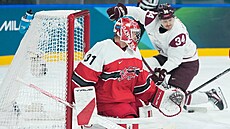 Loty� Eduard Tralmaks dává gól v olympijském utkání s Dánskem.