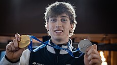 Rychlobrusla� Metod�j Jílek oslavuje olympijské vít�zství v �eském dom�. (13....