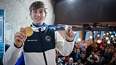 Rychlobrusla� Metod�j Jílek oslavuje olympijské vít�zství v �eském dom� v...