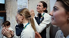 Martina Sáblíková se raduje z olympijského vít�zství rychlobrusla�e Metod�je...