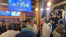 Miroslav Pelta a Ji�í Kejval konverzují v olympijském �eském dom� v italském...
