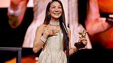 Zlatého medv�da za celo�ivotní dílo na festivalu Berlinale p�evzala malajsijská...