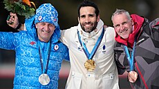 Medailisté z olympijského hromadného závodu ve Vancouveru. Zleva st�íbrný Pavol...