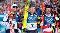 Trio nejlep�ích ze stíhacího závodu biatlonist�. Zleva Emilien Jacquelin,...