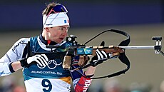 Eric Perrot na st�elnici p�i stíhacím závod�.