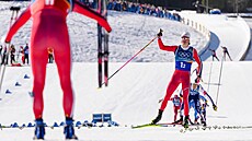 Einar Hedegart se klaní Johannesi Klaebovi, který vít�zstvím v týmovém sprintu...