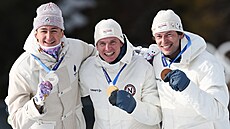 Trio medailist� z vytrvalostního závodu. Zleva Eric Perrot, Johan-Olav Botn a...