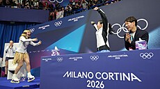 Ami Nakaiová se raduje z bronzové medaile, zlatá Alysa Liuová sp�chá s...