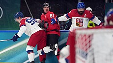 Radko Gudas a Martin Ne�as dohrávají u mantinelu kanadského kapitána Sidneyho...