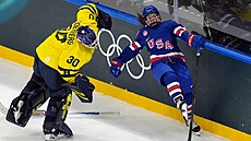 Americká úto�nice Abbey Murphyová nará�í do �védské branká�ky Emmy Söderbergové.