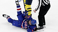 �védská hokejistka Jessica Adolfssonová posílá k ledu Abbey Murphyovou.