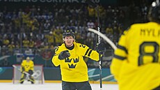 �védský hokejista Rasmus Dahlin se raduje z kontaktní trefy v utkání s Finskem.