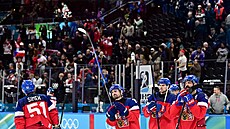 �e�tí hokejisté d�kují fanou�k�m po osmifinálovém vít�zství nad Dánskem.