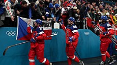 �e�tí hokejisté se zdraví s fanou�ky po osmifinálovém vít�zství nad Dánskem.
