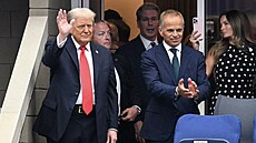 Americký prezident Donald Trump (vlevo) spolu s generálním �editelem...