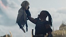 Britskému ú�adu vadila �ást, ve které mimozem��an dr�í nad hlavou rozp�lené...