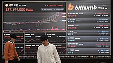 Elektronické tabule zobrazující ceny bitcoinu a dal�ích kryptom�n v salonku...