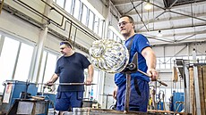 Historický k�i��álový lustr z hejnického chrámu Nav�tívení Panny Marie se po...