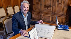 Petr Nedv�d p�evzal Medaili m�sta Liberec. (10. února 2026)