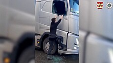 Podez�ení na opilého �idi�e kamionu se zm�nilo v boj o �ivot.