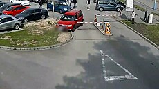 Bezohlednost! Podívejte se, kudy jsou n�kte�í �idi�i schopni jet