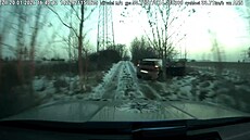 Ují�d�jící �idi� t�sn� minul d�ti s ko�mi, pak havaroval