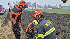 Hasi�i vyprostili pejska, který u pole v Krom��í�i zalezl do betonového potrubí...